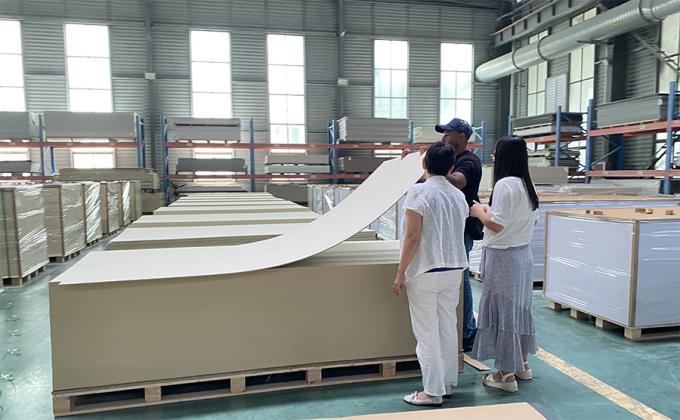 Panel ścienny SPC Nowa innowacja 600*2440*4mm wodoodporny kamień plastikowy przyjazny dla środowiska drewno ziarno bezszwowe zamykanie 12